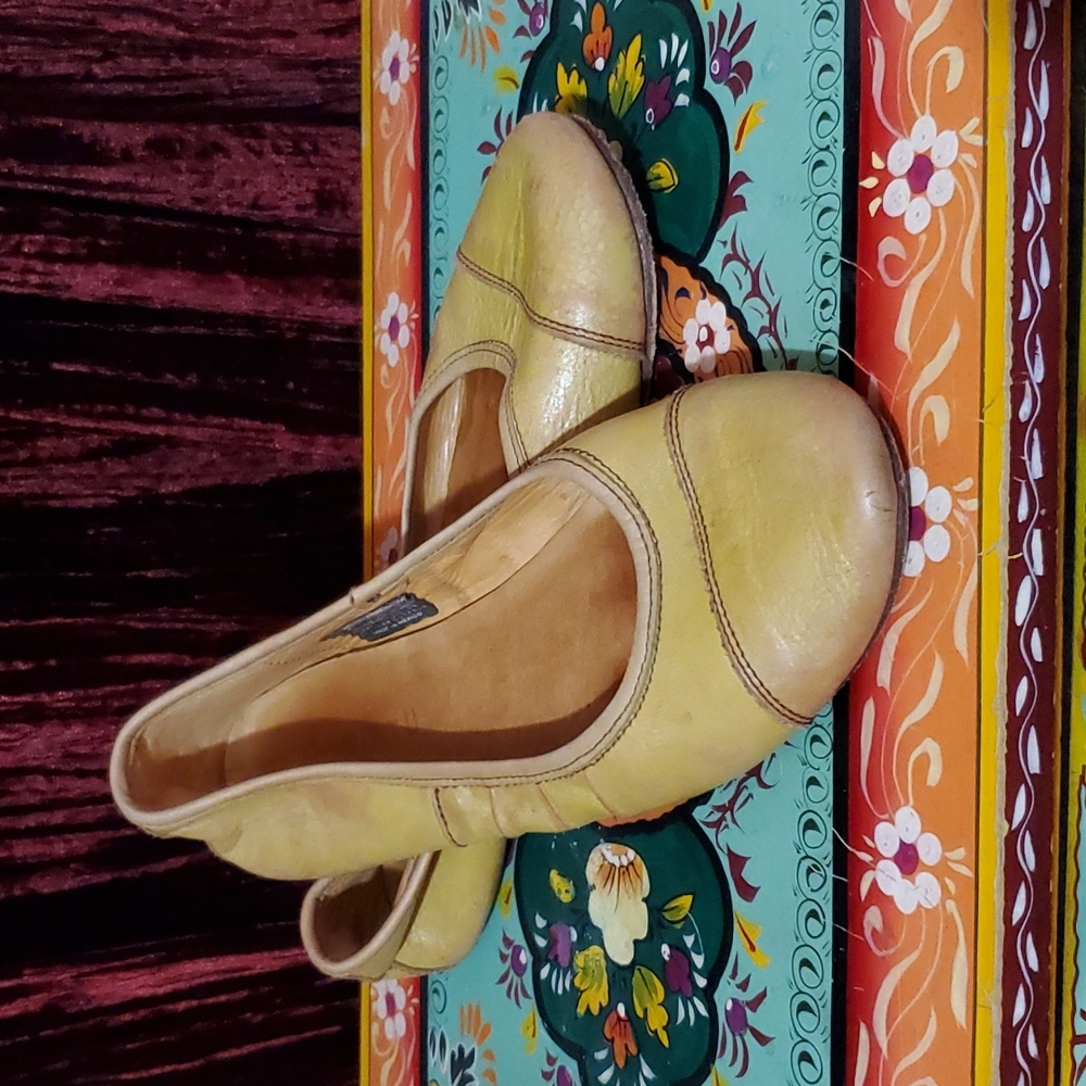 Bed Stü yellow flats